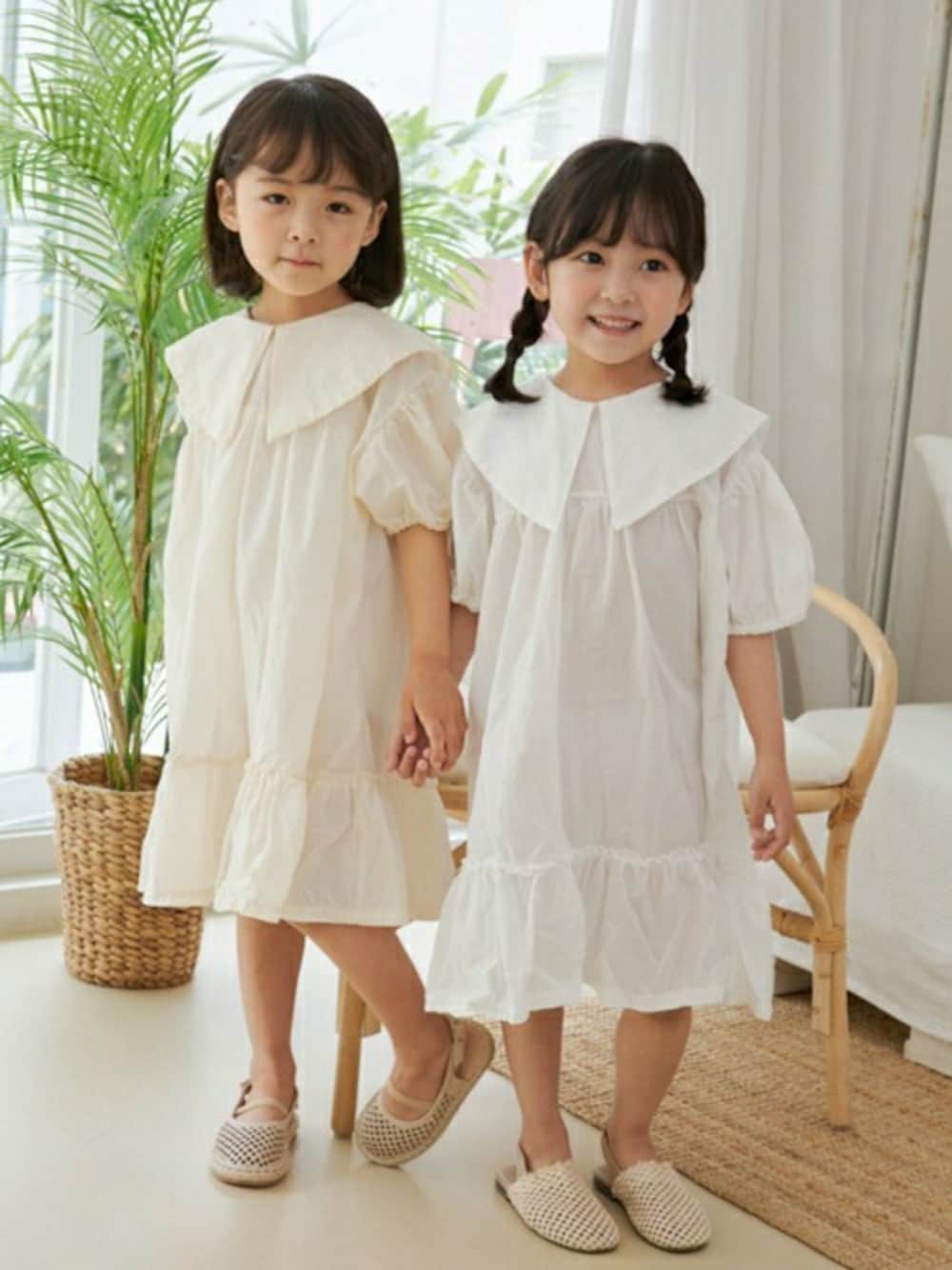 「ワンピース、dholic、フリル、韓国子供服、ワンピーススタイル、襟付きワンピース、白ワンピース、パフスリーブ、ビッグカラー、dholickids」｜「DHOLIC kidsの[weekly] ビッグカラーコットンワンピース(kids)（ワンピース、ホワイト系）」を使った、DHOLICkidsさん（キッズ・100cm）の夏コーディネートの1枚目の写真