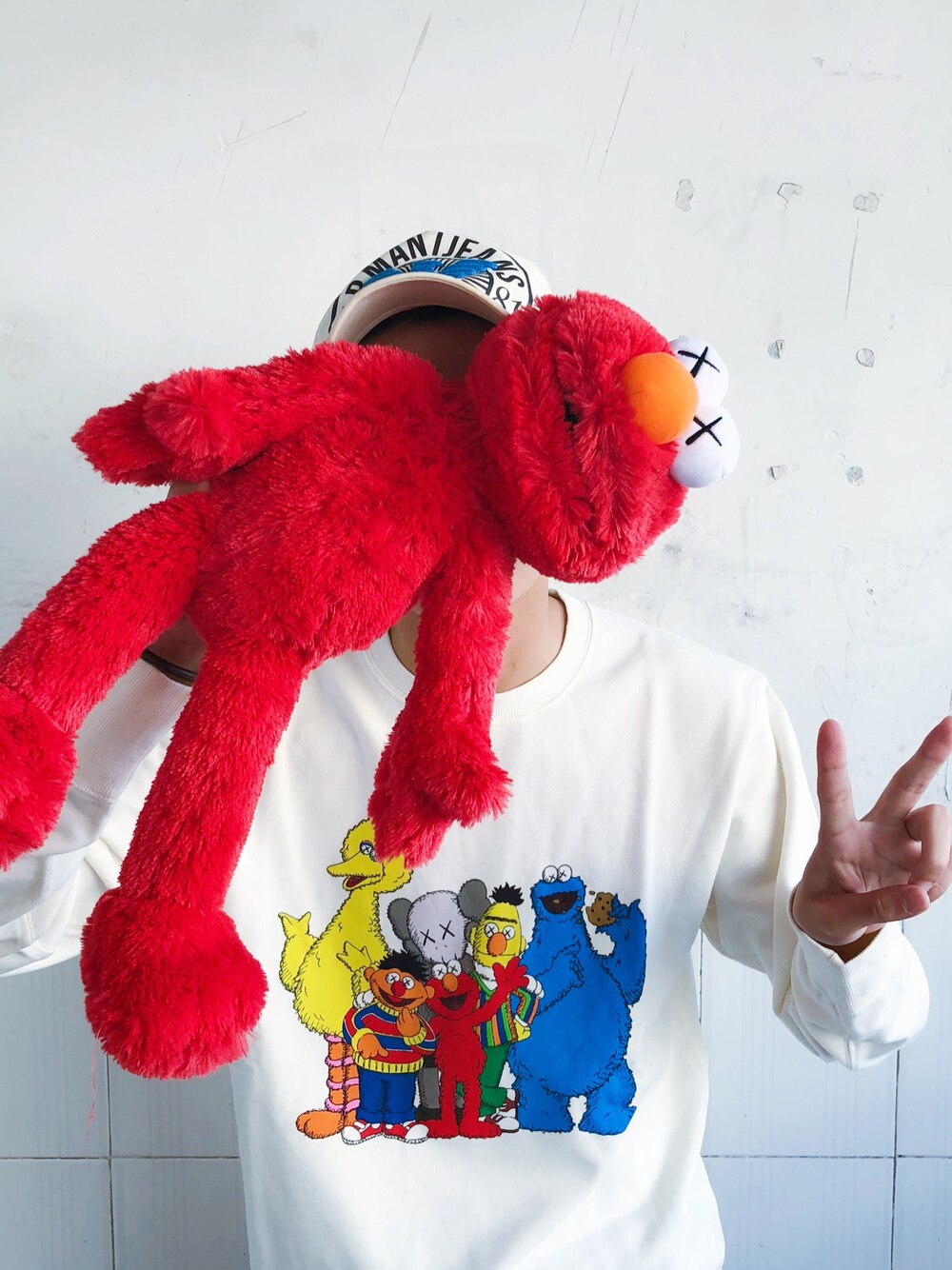 「UNIQLO、kaws、Sesame Street」｜「KAWSのアイテム（ラッピングキット、レッド系）」を使った、Simon72666さん（メンズ・175cm）の冬コーディネートの1枚目の写真