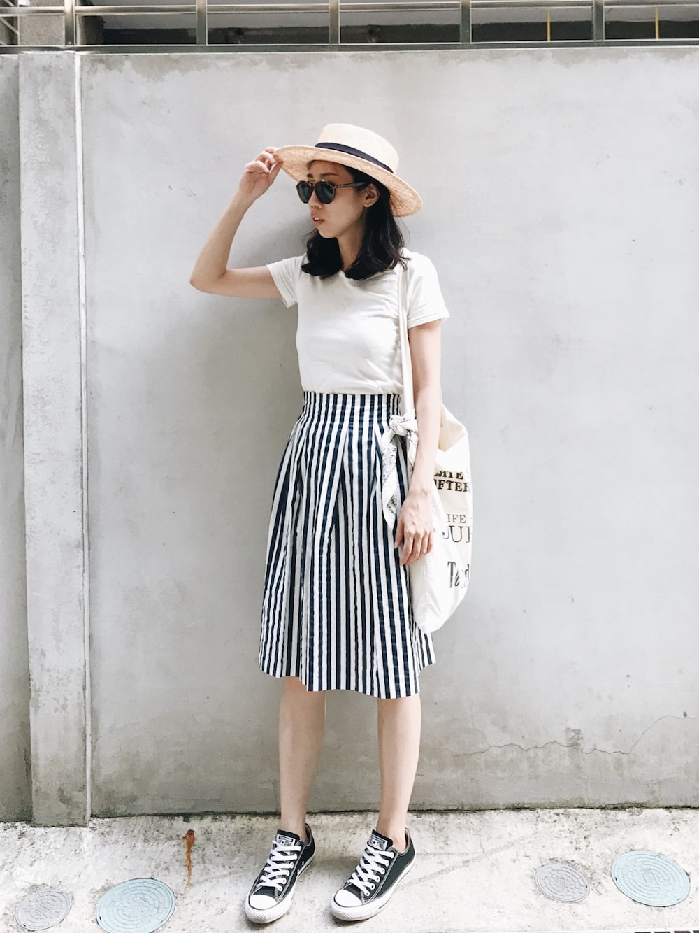 「Tシャツ、stripe、converse、ALL STAR、TODAYFUL、summer、skirt」｜「TODAYFULのVintageトートバッグ（トートバッグ、ホワイト系）」を使った、W.さん（レディース・164cm）の夏コーディネートの1枚目の写真