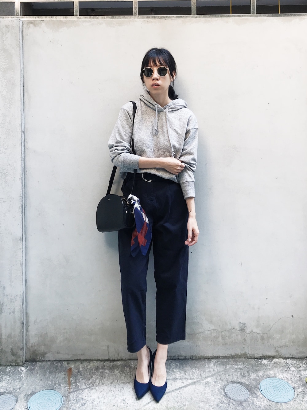 「ray ban、ZARA、navy、hoodie、A.P.C.、APC、girl、UNIQLO」｜「UNIQLOのスウェットプルパーカ（長袖）＋（パーカー、グレー系）」を使った、W.さん（レディース・164cm）の春コーディネートの1枚目の写真