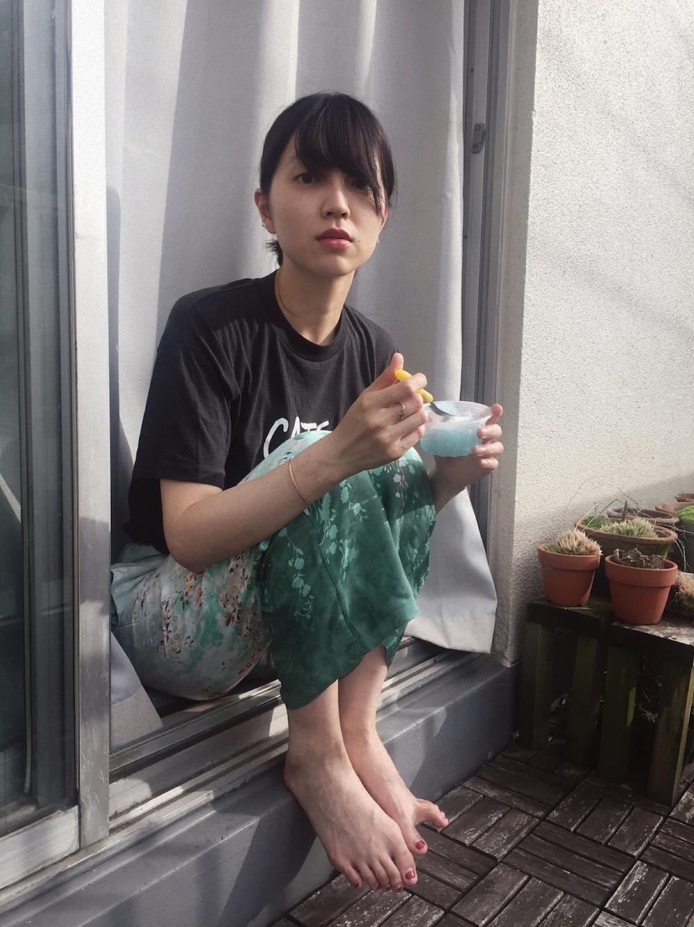 「夏コーデ、夏、古着、花柄パンツ、猫、ラクチンコーデ」｜「usedのアイテム（Tシャツ/カットソー、ブラック系）」を使った、小谷実由さん（レディース・167cm）の夏コーディネートの1枚目の写真