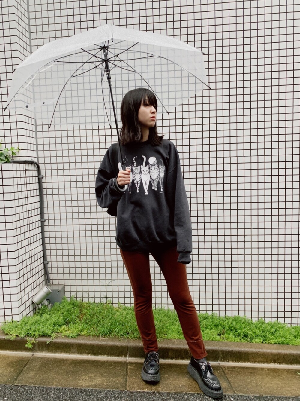 「GEORGE COX、IamI、IamI in fact…、古着、純喫茶準備室、カジュアルコーデ、ゆるコーデ、ジャージ、秋のブラウンスタイル」｜「nicoのアイテム（スウェット、ブラック系）」を使った、小谷実由さん（レディース・167cm）の秋コーディネートの1枚目の写真