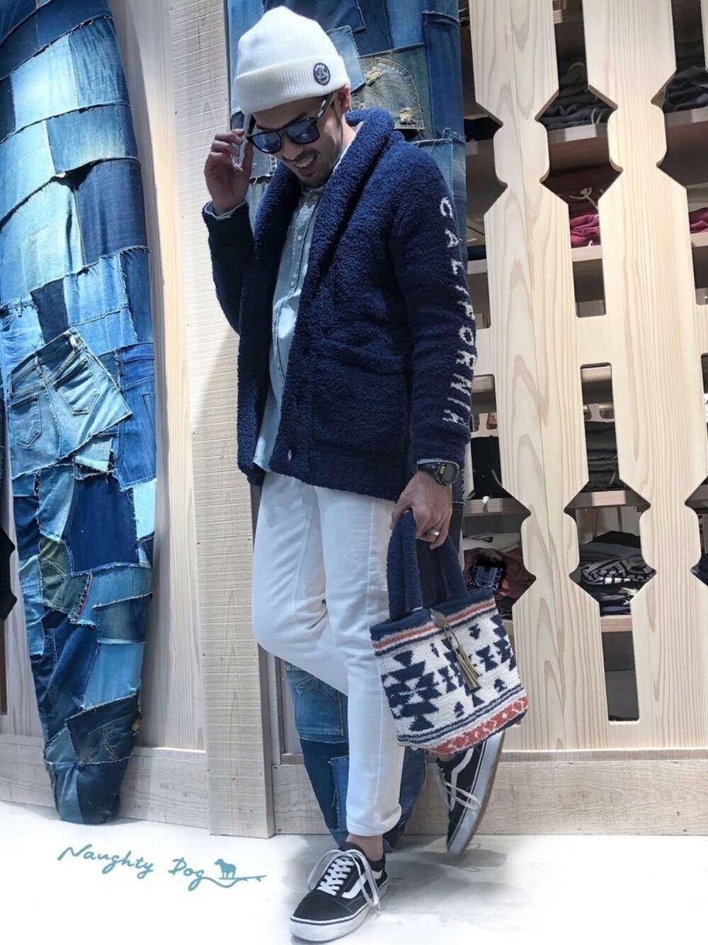 ブルー系のニット/セーター、ブルー系のシャツ/ブラウス、ホワイト系のその他パンツを着用したメンズの冬コーディネートの1枚目の写真