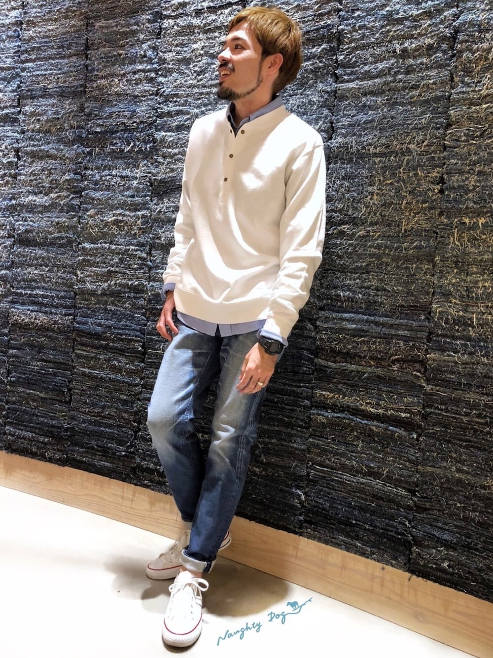 ブルー系のデニムパンツ、ホワイト系のスニーカー、ホワイト系のスウェットを着用したメンズの春コーディネートの1枚目の写真