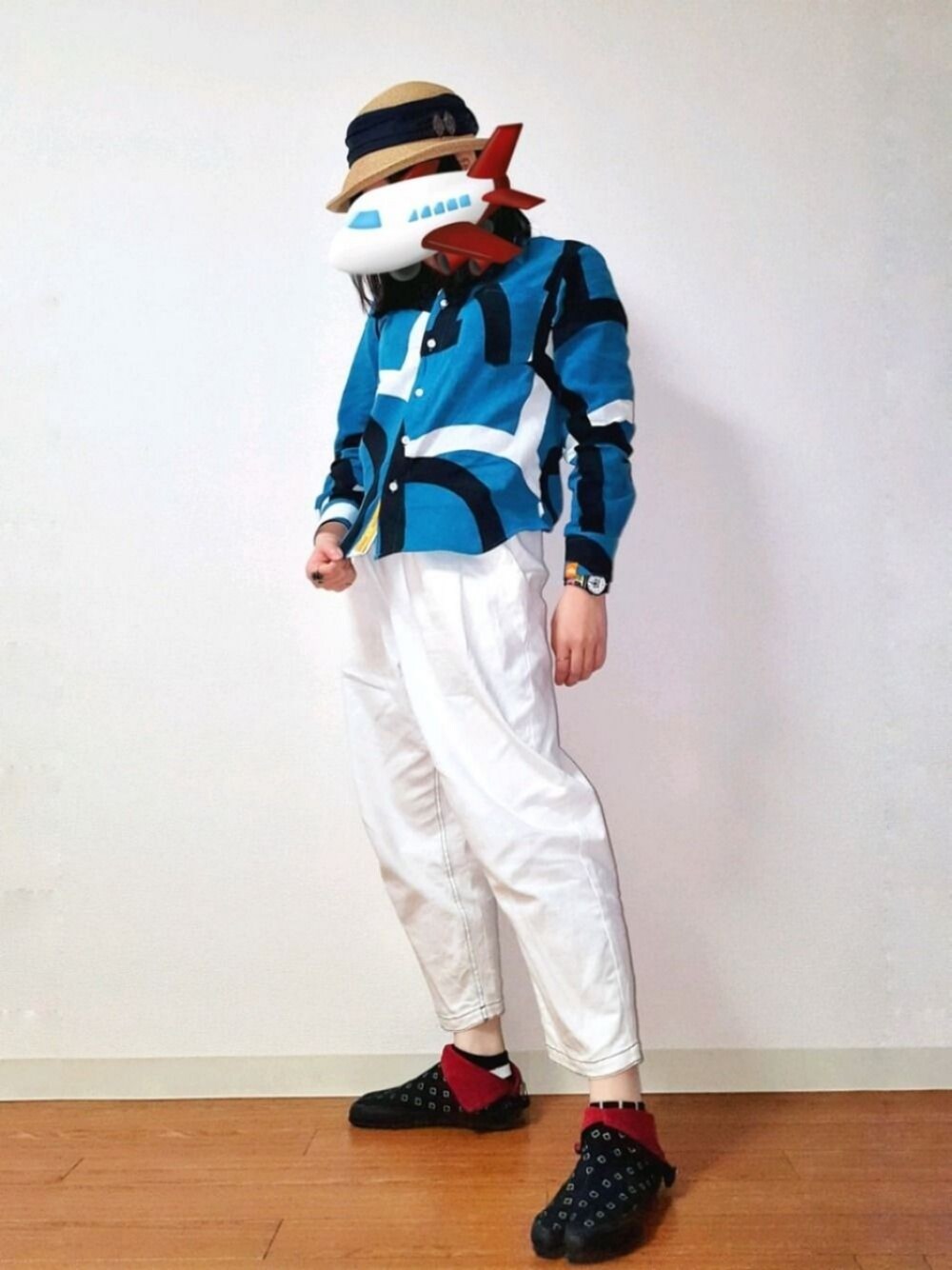 「和服、和風、麦わら帽子、足袋、地下足袋、白パンツ、シャツスタイル、SOU・SOU、京都、le coq sportif」｜「OKIRAKUのlinen denim tuck pants（デニムパンツ、ホワイト系）」を使った、Geさん（レディース・157cm）の春コーディネートの1枚目の写真