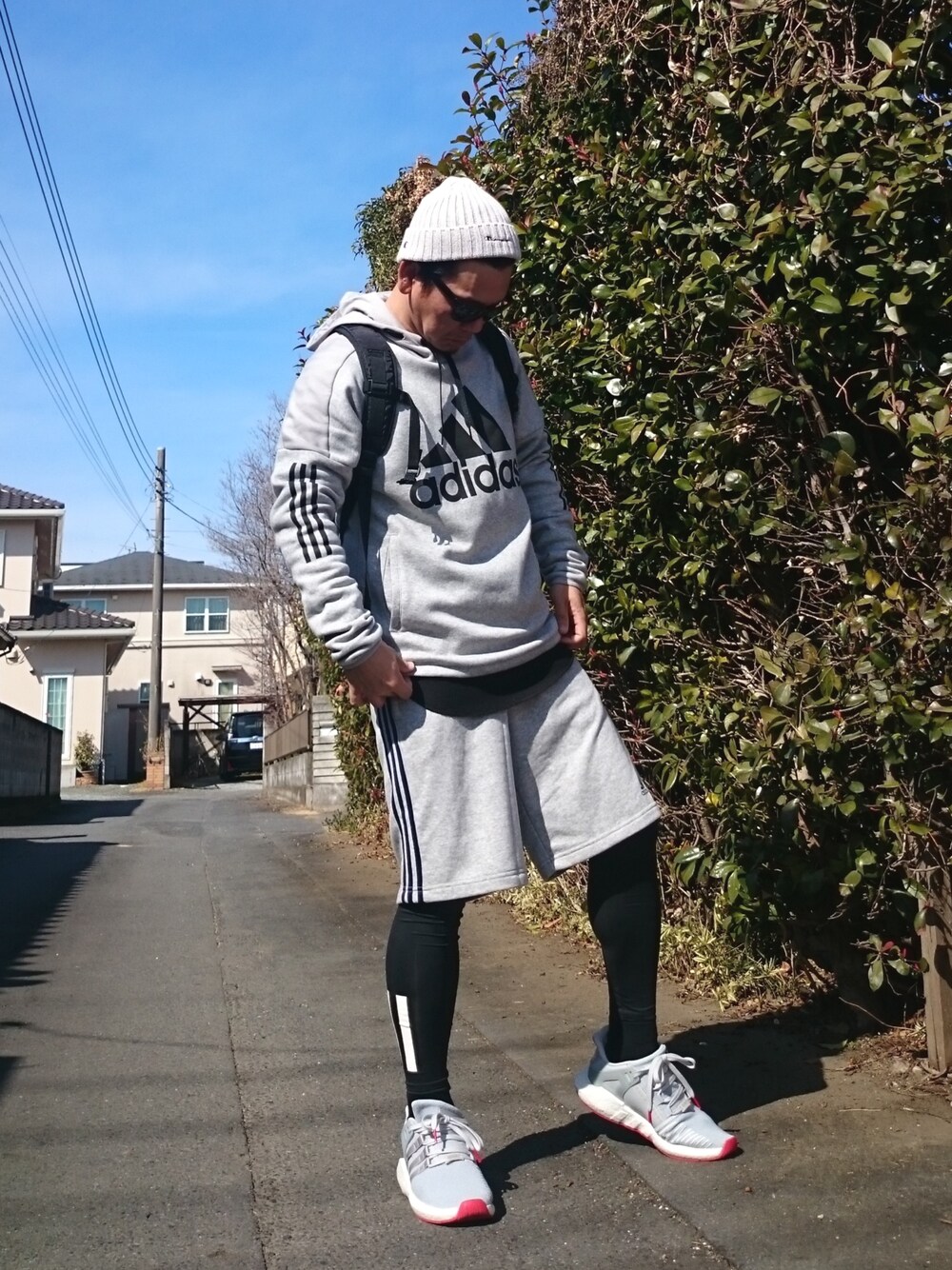 「パーカー、アディダス、パーカー グレー、グレー、アスレジャー」｜「adidasのアディダスM SPORT ID スウェットプルパーカー(裏起毛) DM2805（パーカー、グレー系）」を使った、Kemujiさん（メンズ・170cm）の春コーディネートの1枚目の写真