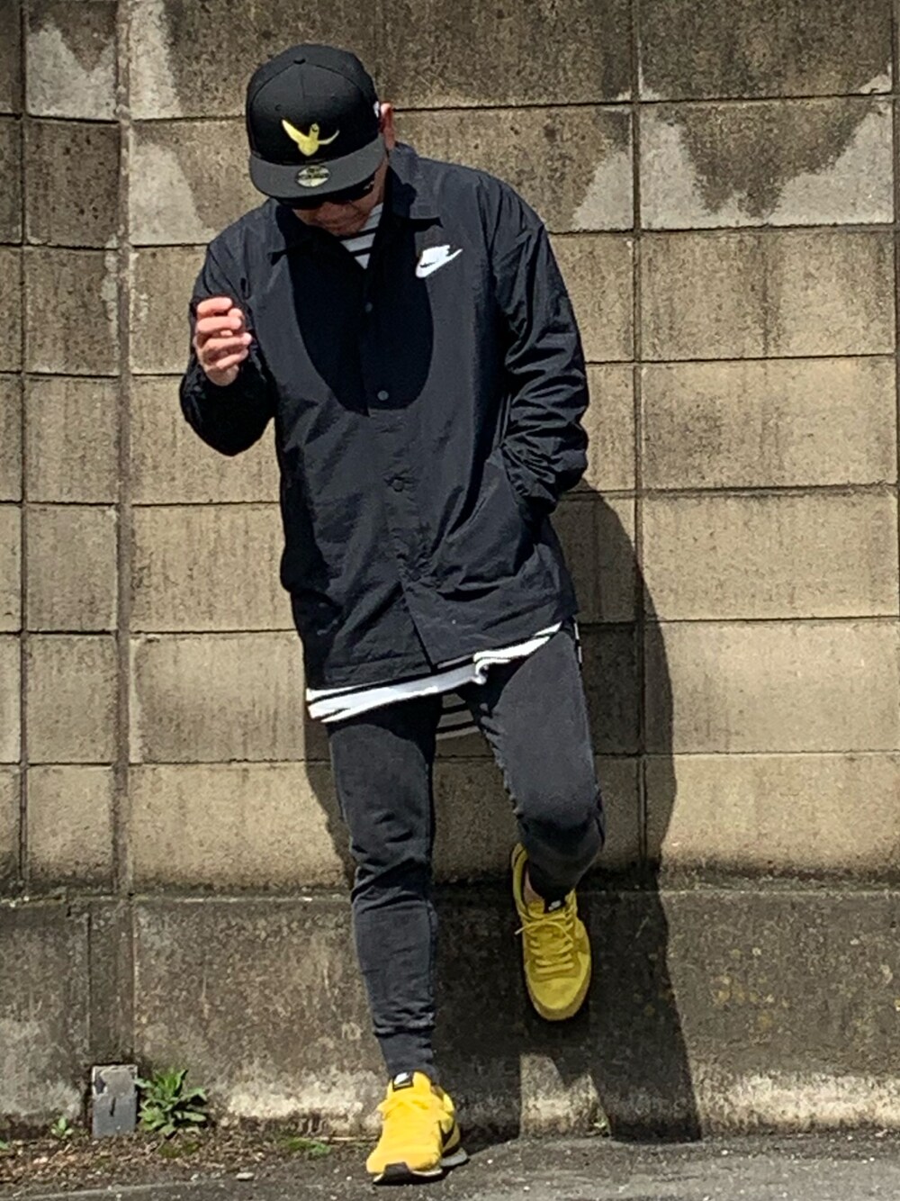 「春、ブラック、ナイキ、ナイロンジャケット、スウェットパンツ、イエロー、スニーカー」｜「NIKEのNIKE HYBRID WOVEN JACKET 885954-010（ナイロンジャケット、ブラック系）」を使った、Kemujiさん（メンズ・170cm）の春コーディネートの1枚目の写真