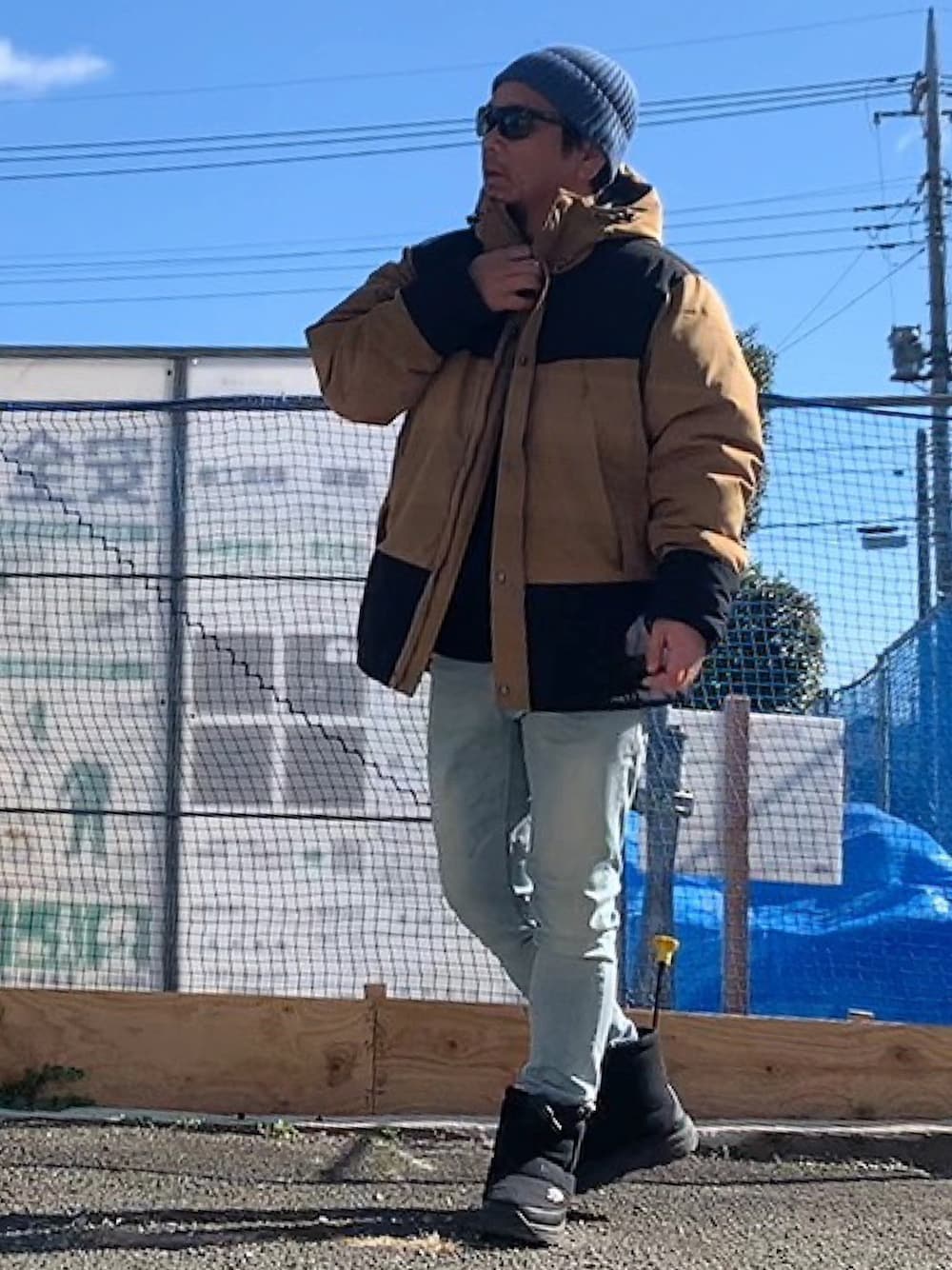 「冬コーデ、スキニーデニム、ノースフェイス、ヌプシ、ヌプシブーティ、ナイキ、ブラウン色に染まれ」｜「coenのAIRCONPADアルパインパーカー(ベージュ⇒WEB限定カラー)（ダウンジャケット/コート、ブラウン系）」を使った、Kemujiさん（メンズ・170cm）の冬コーディネートの1枚目の写真