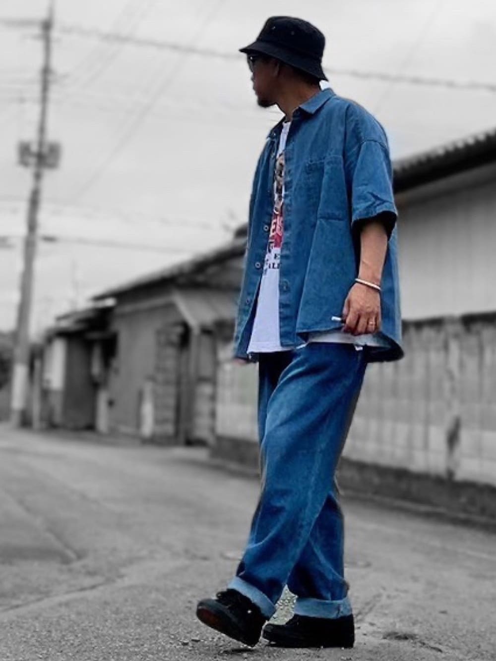 「休日スタイル、ラフコーデ、バケットハット、セットアップ、シェフシャツ、アートTシャツ、シェフパンツ、スニーカー、VANS」｜「FREAK'S STOREのシェフショートスリーブシャツ/CHEF SHIRT/シェフシャツ/ペイズリー/バンダナ/ツイル/チェック/デニム/レオパード（シャツ/ブラウス、ブルー系）」を使った、Kemujiさん（メンズ・170cm）の秋コーディネートの1枚目の写真