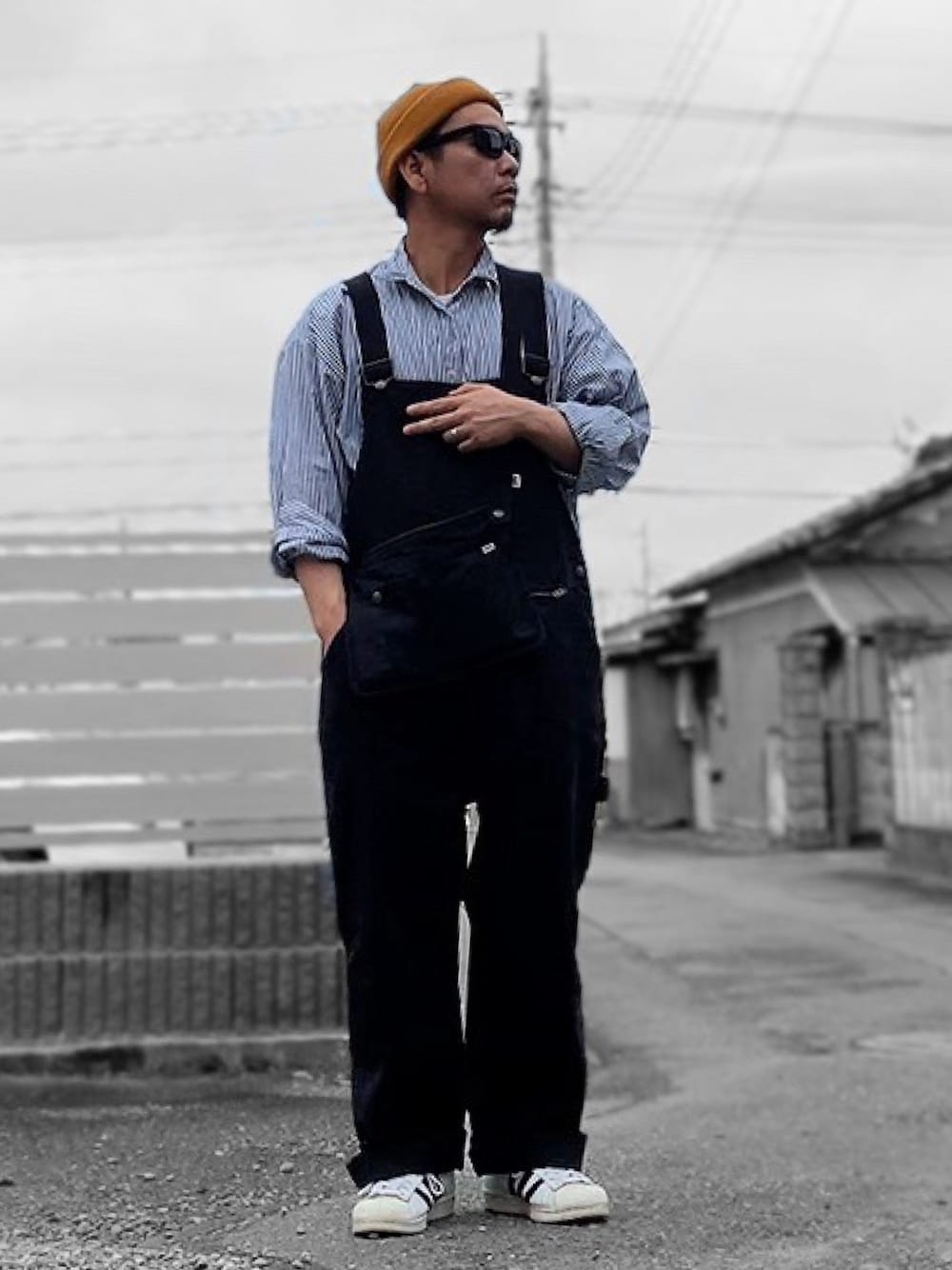 「シンプル、休日スタイル、カジュアル、ニット帽、オーバーオール、ストライプシャツ、adidas、スニーカー、ラブアンドピース2020」｜「BIG MACの▽BIG MAC×FREAK'S STORE/ビッグマック 別注オーバーオール（その他パンツ、グレー系）」を使った、Kemujiさん（メンズ・170cm）の秋コーディネートの1枚目の写真