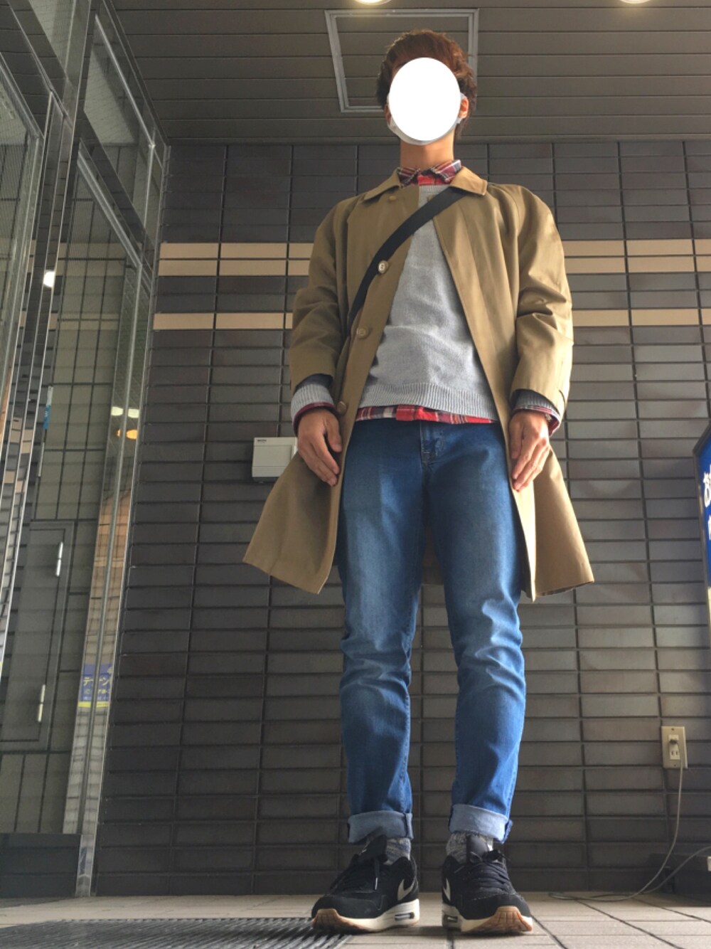 「はるコーデ、デニム、ステンカラーコート、チェックシャツ、赤チェック、グレーのニット、エアマックス、古着、ootd」｜「Right-onのアイテム（シャツ/ブラウス、レッド系）」を使った、Yuki.さん（メンズ・168cm）の春コーディネートの1枚目の写真