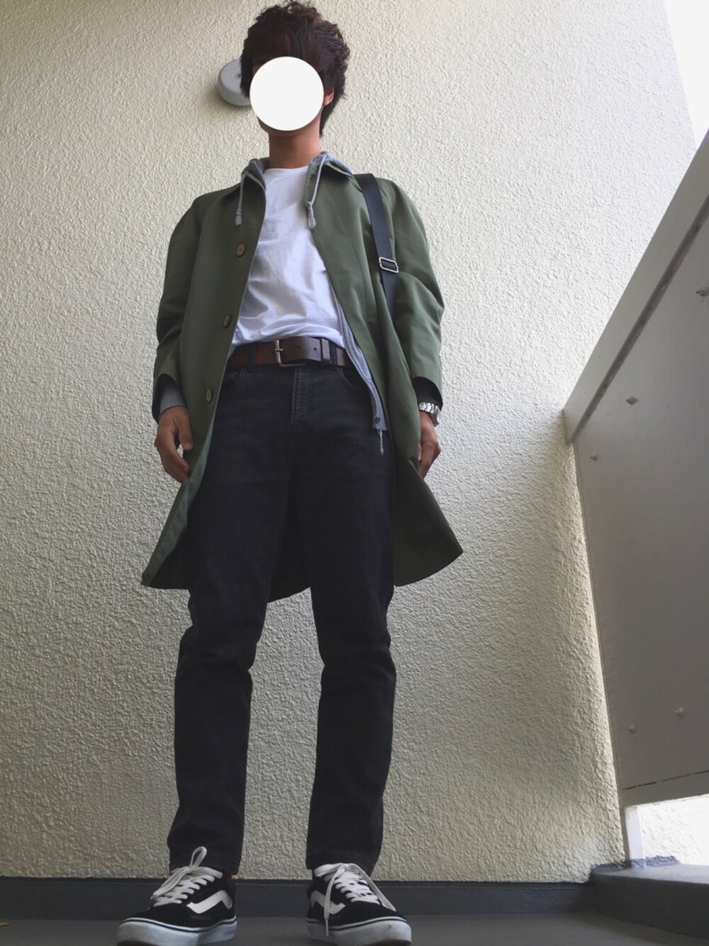 「春コーデ、シンプル、スニーカー、トレンチコート、VANS、サコッシュ、カジュアル」｜「VANSの【ヴァンズ】Old Skool　オールドスクール（スニーカー、ブラック系）」を使った、Yuki.さん（メンズ・168cm）の春コーディネートの1枚目の写真