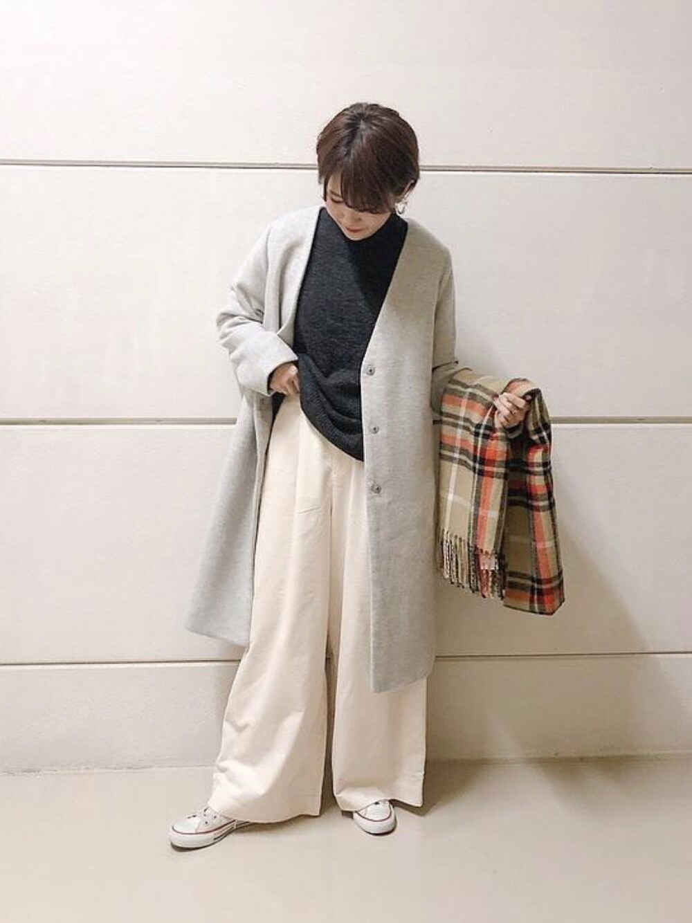 「カジュアルコーデ、ootd、スニーカーコーデ、大人コーデ、秋のコーデ、ニット、冬コーデ、ローリーズファーム(LOWRYS FARM)」｜「LOWRYS FARMのメリノウールノーカラーコート　794329（その他アウター、グレー系）」を使った、ヒカルさん（レディース・160cm）の秋コーディネートの1枚目の写真