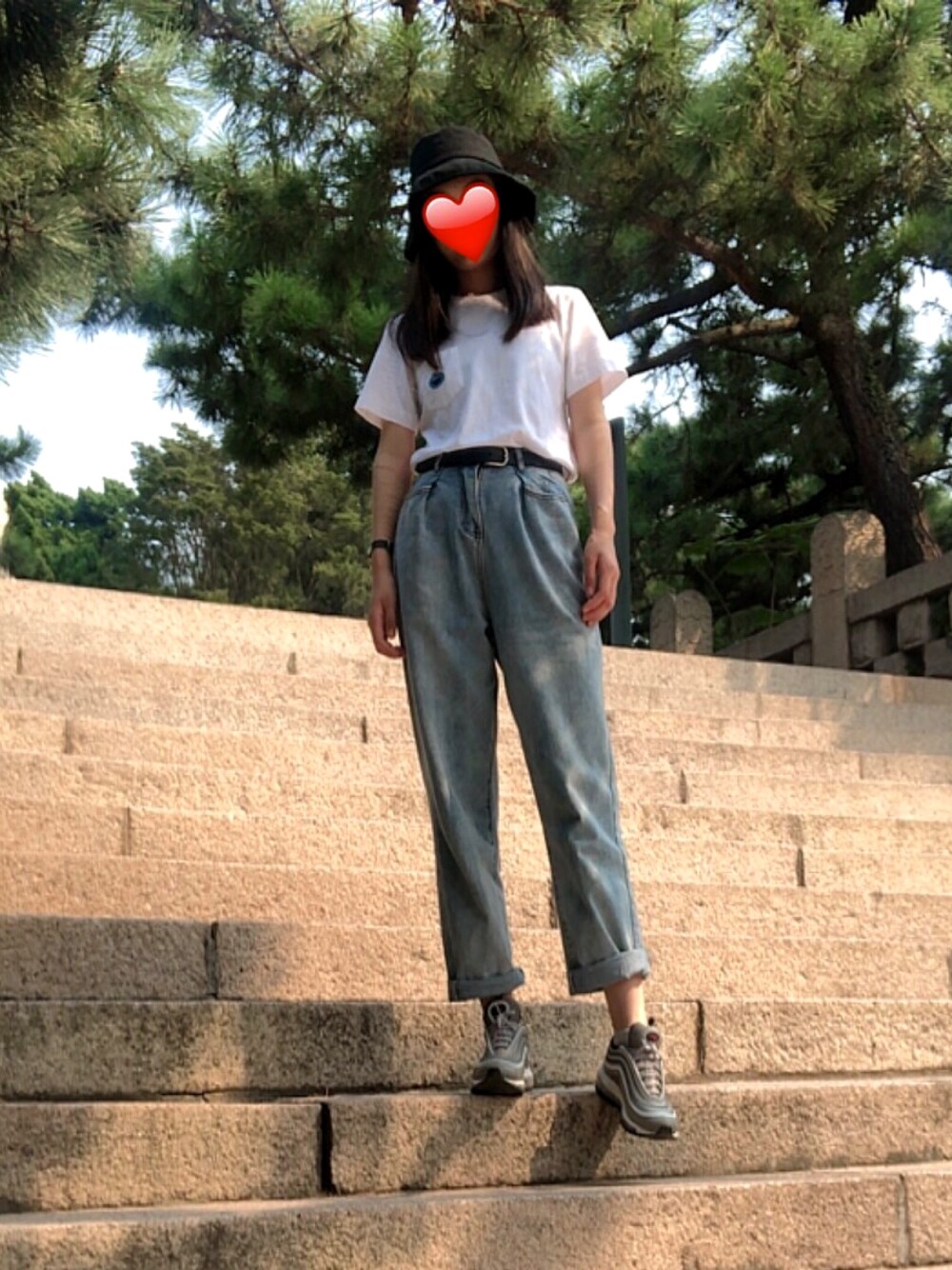 「休日スタイル、park」｜「UNIQLOのアイテム（Tシャツ/カットソー、ホワイト系）」を使った、王不很二さん（レディース・169cm）の秋コーディネートの1枚目の写真