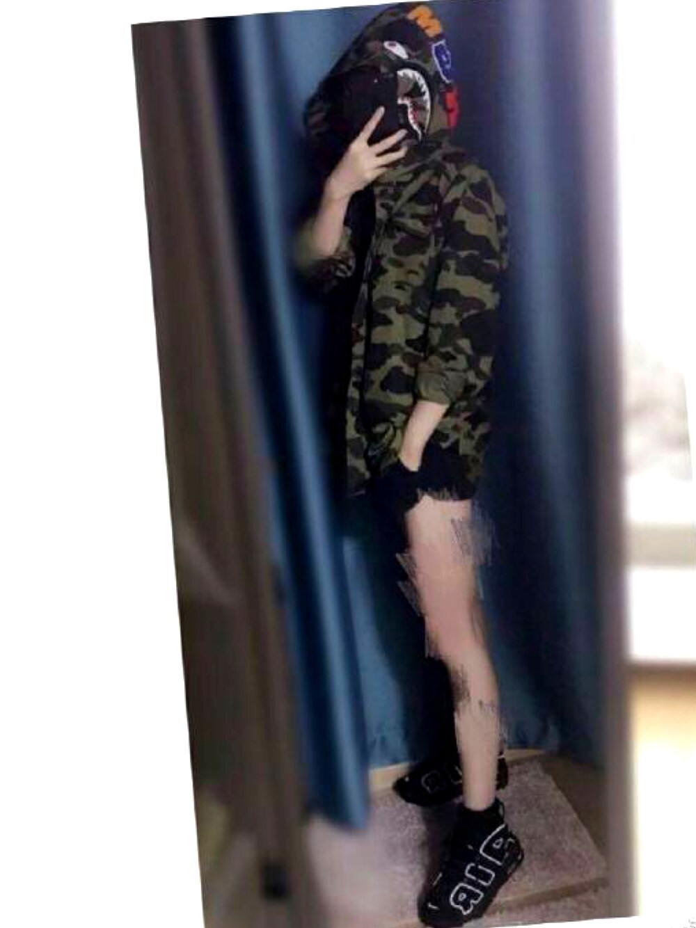 「Bape」｜「NIKEのアイテム（スニーカー、ブラック系）」を使った、王不很二さん（レディース・169cm）の秋コーディネートの1枚目の写真
