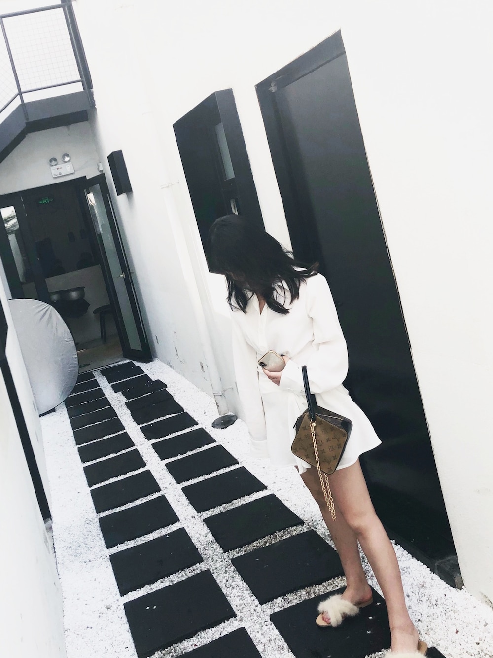 「休日スタイル」｜「GUCCIのアイテム（シャツワンピース、ホワイト系）」を使った、王不很二さん（レディース・169cm）の秋コーディネートの1枚目の写真