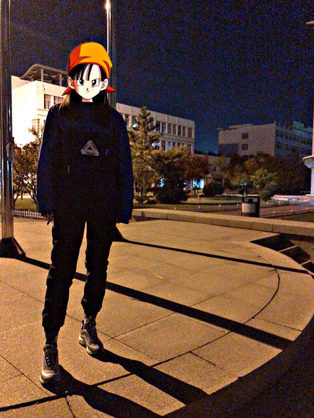 「秋、sneakers」｜「PLACES+FACESのアイテム（スタジャン、ブラック系）」を使った、王不很二さん（レディース・169cm）の秋コーディネートの1枚目の写真