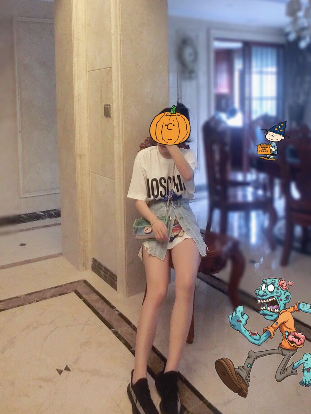 「夏コーデ」｜「MOSCHINOのアイテム（Tシャツ/カットソー、ホワイト系）」を使った、王不很二さん（レディース・169cm）の秋コーディネートの1枚目の写真