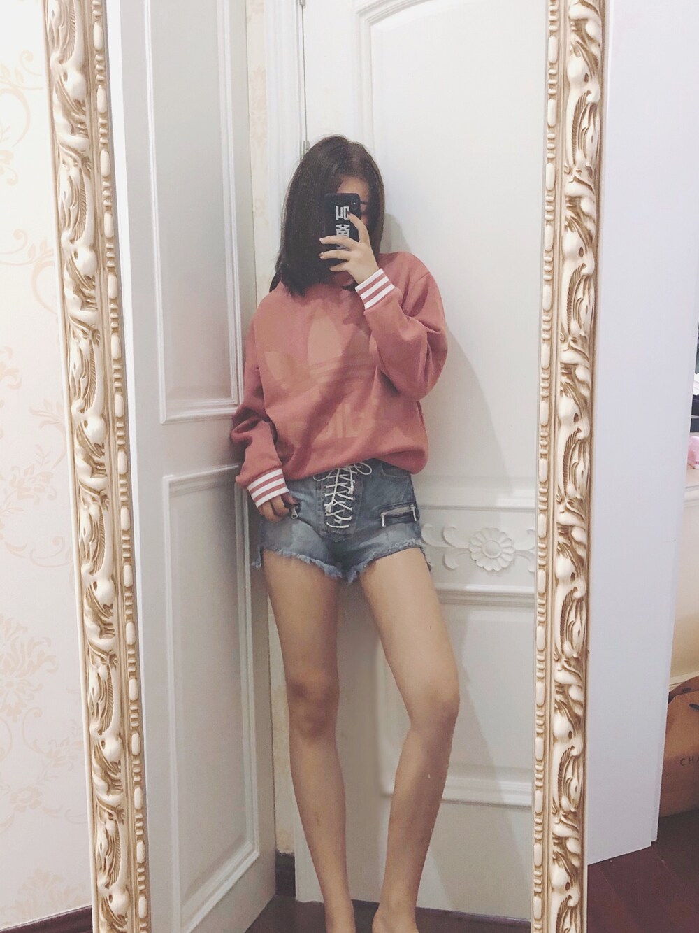 「adidas」｜「adidas Originalsのアイテム（パーカー、ピンク系）」を使った、王不很二さん（レディース・169cm）の秋コーディネートの1枚目の写真