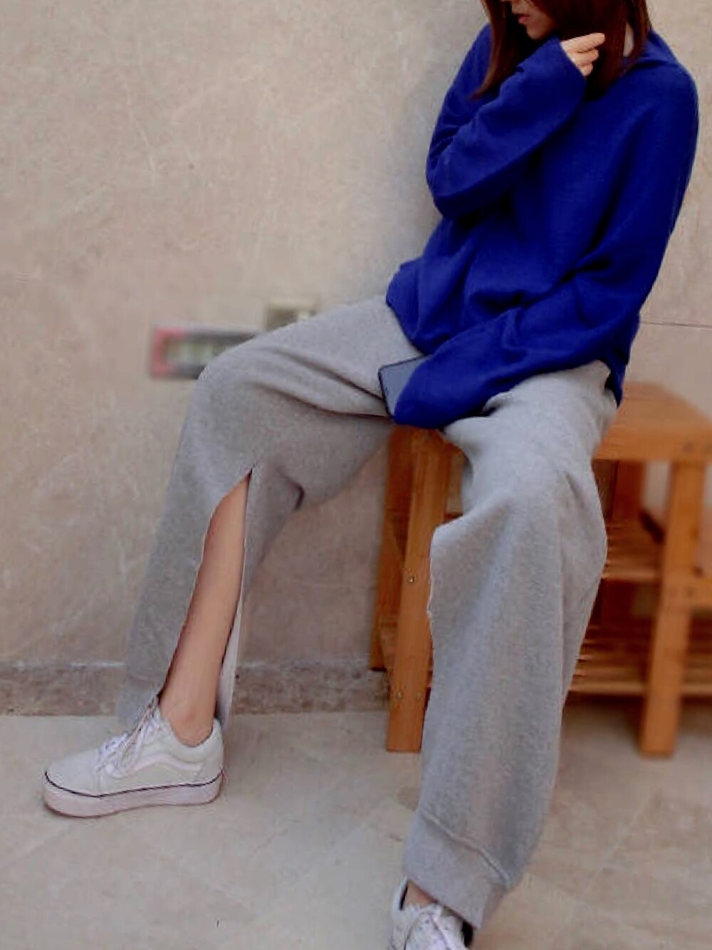 「秋冬コーデ、sneakers」｜「VANSのVANS OLD SKOOL(VN0A38G1U62)【バンズ オールドスクール】（スニーカー、グリーン系）」を使った、王不很二さん（レディース・169cm）の秋コーディネートの1枚目の写真