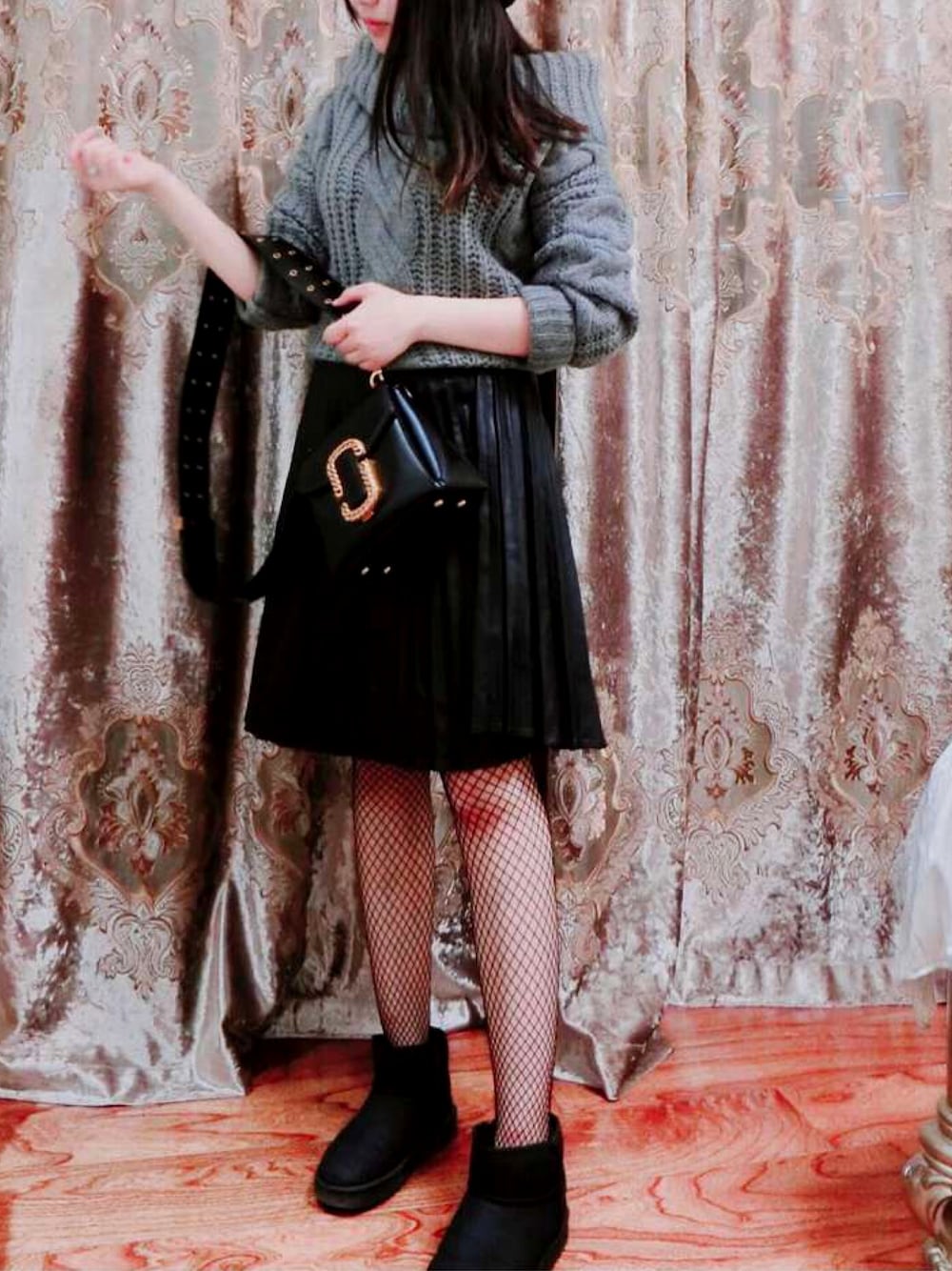 「冬コーデ」｜「UGGのUGG アグ W CLASSIC MINI II クラシックミニII 1016222 BLACK（ブーツ、ブラック系）」を使った、王不很二さん（レディース・169cm）の秋コーディネートの1枚目の写真