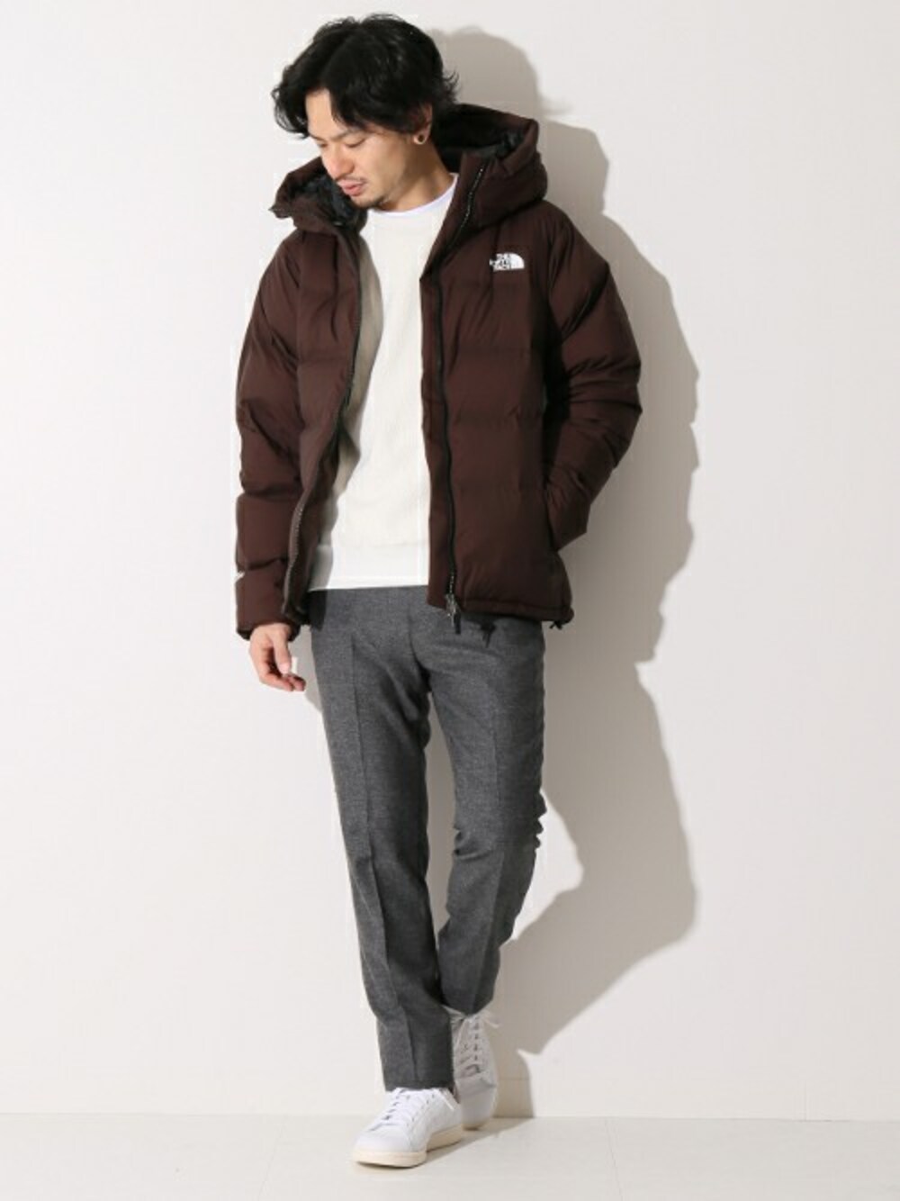 「スウェット、スニーカー、ホワイト、スラックス、カシミア、ブラウン、THE NORTH FACE、スリムパンツ、stan smith、417 EDIFICE」｜「THE NORTH FACEの◆THE NOTRH FACE BELAYER PARKA / ザ ノースフェイス ビレイヤーパーカー（ダウンジャケット/コート、ブラウン系）」を使った、FUMIさん（メンズ・175cm）の秋コーディネートの1枚目の写真