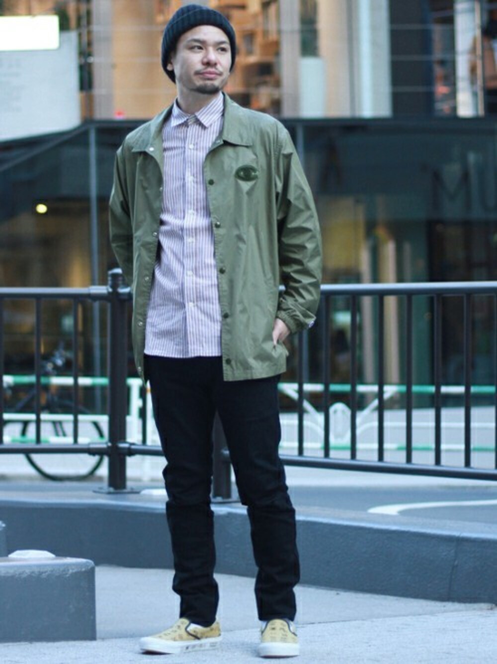「スキニー、別注、ストリート、ストライプ、コーチジャケット、Champion、ミックススタイル、417 by EDIFICE、ブロードシャツ、417 EDIFICE」｜「Championの◆CHAMPION / チャンピオン 別注コーチジャケット（その他アウター、グリーン系）」を使った、FUMIさん（メンズ・175cm）の冬コーディネートの1枚目の写真