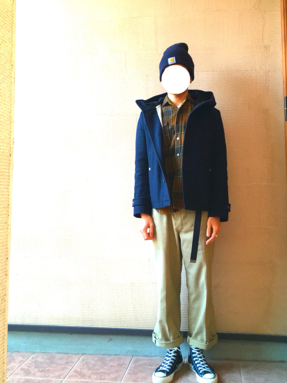 ブルー系のその他アウター、ブラウン系のシャツ/ブラウス、ベージュ系のチノパンツを着用したメンズの冬コーディネートの1枚目の写真