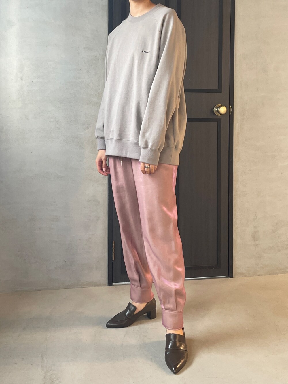 ブラウン系のTシャツ/カットソー、ピンク系のその他パンツを着用したレディースの秋コーディネートの1枚目の写真