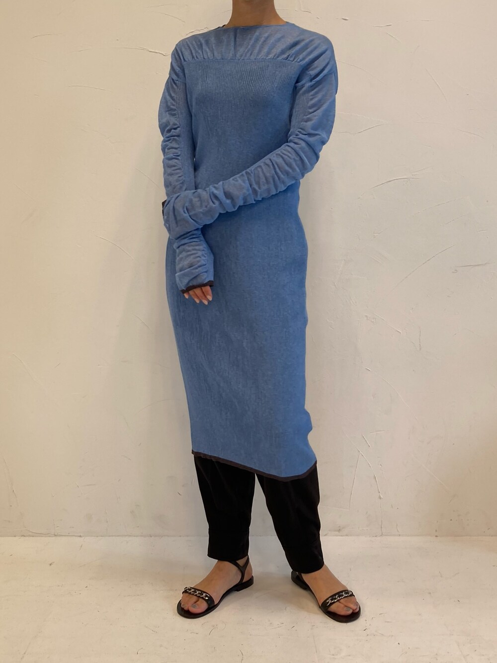 ブルー系のワンピースを着用したレディースの秋コーディネートの1枚目の写真