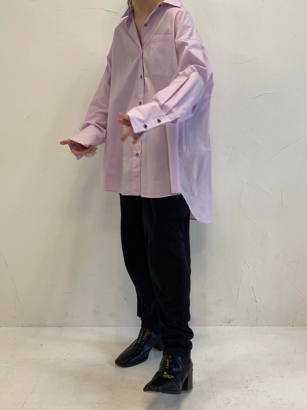 パープル系のシャツ/ブラウスを着用したレディースの秋コーディネートの1枚目の写真