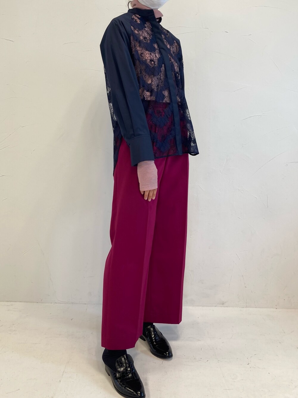 ブルー系のシャツ/ブラウス、パープル系のその他パンツ、ピンク系のTシャツ/カットソーを着用したレディースの秋コーディネートの1枚目の写真