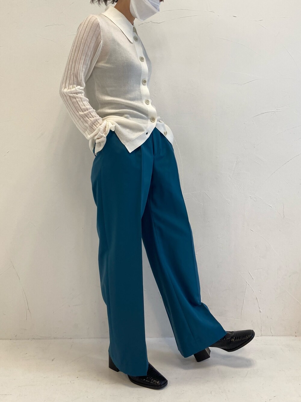 ホワイト系のニット/セーター、グリーン系のその他パンツを着用したレディースの秋コーディネートの1枚目の写真