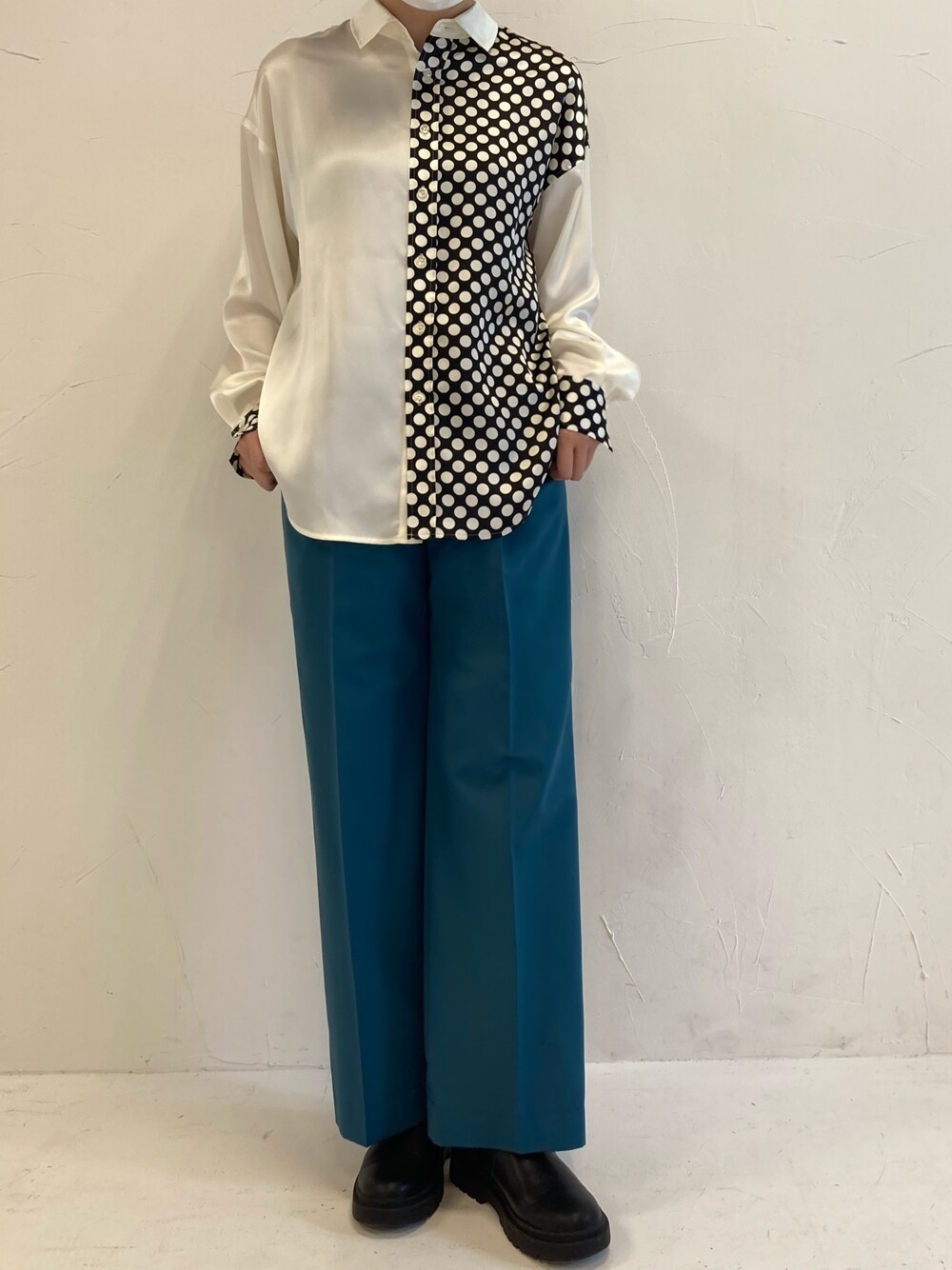 ホワイト系のシャツ/ブラウス、グリーン系のその他パンツを着用したレディースの秋コーディネートの1枚目の写真