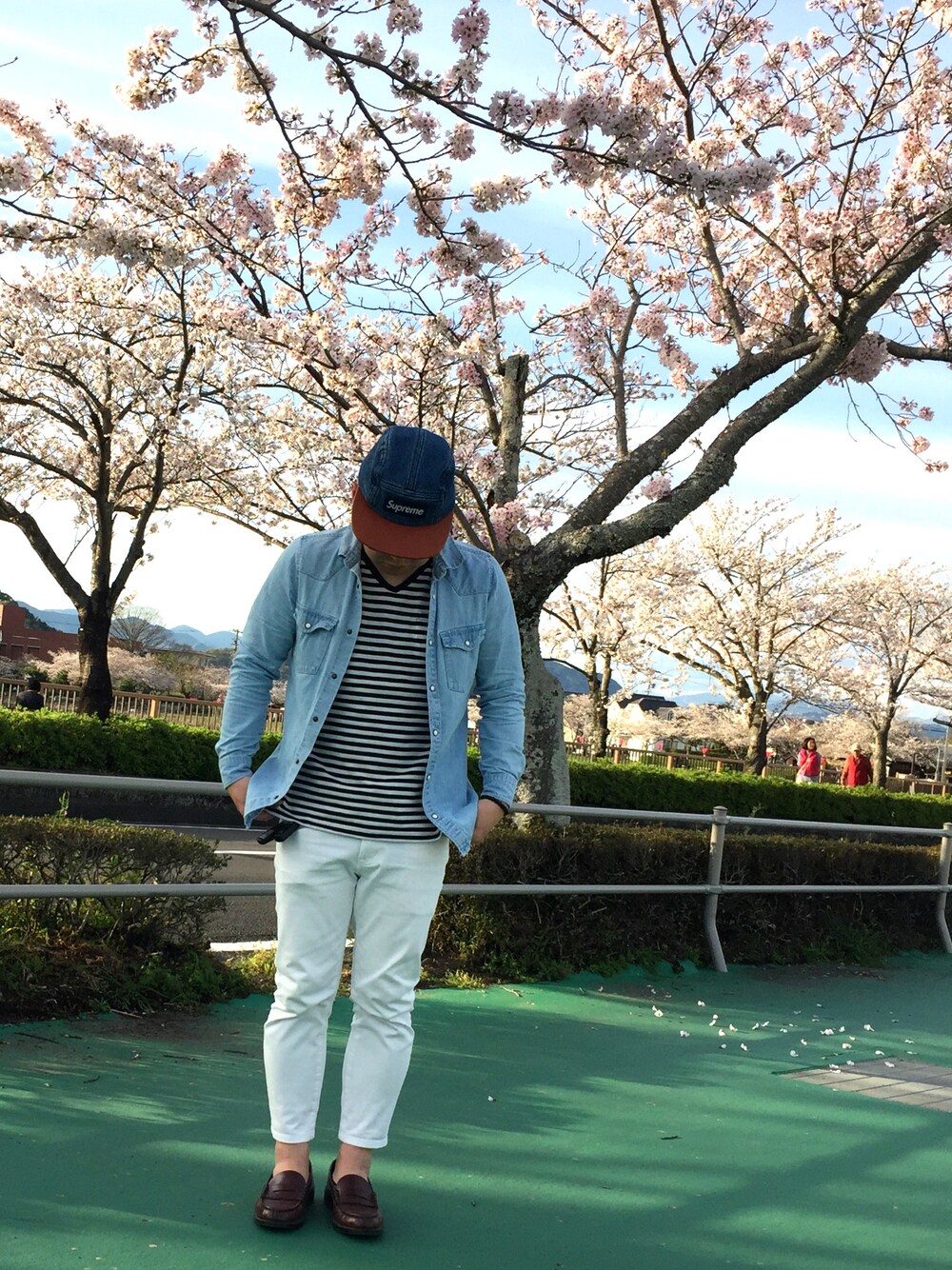 「supreme、ダンガリーシャツ、ボーダーTシャツ」｜「Supreme のアイテム（キャップ、ブルー系）」を使った、TOMOさん（メンズ・165cm）の春コーディネートの1枚目の写真