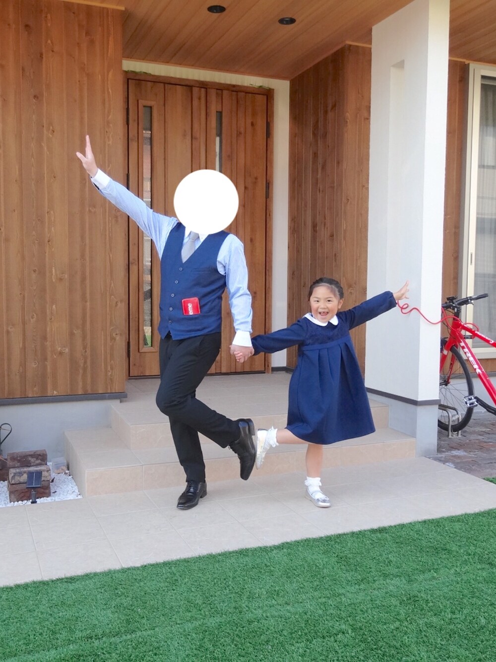 「入学式」｜「H&Mのアイテム（スーツベスト、ブルー系）」を使った、TOMOさん（メンズ・165cm）の春コーディネートの1枚目の写真