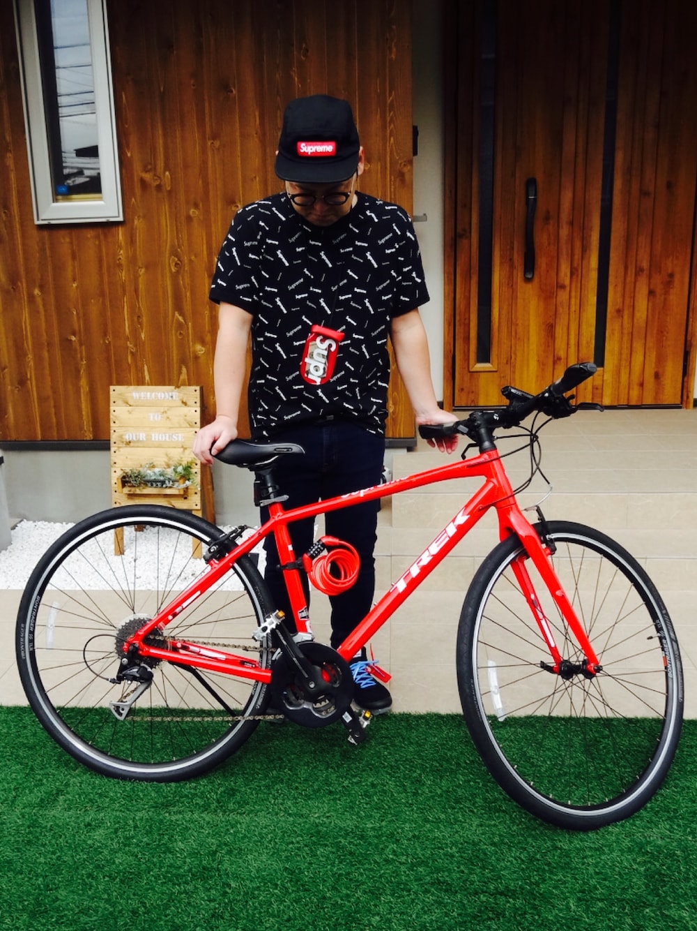 「オシャレパッソ、PASSO、supreme、PR、ワインレッド、trek、クロスバイク、off white」｜「Supreme のアイテム（キャップ、ブラック系）」を使った、TOMOさん（メンズ・165cm）の秋コーディネートの1枚目の写真