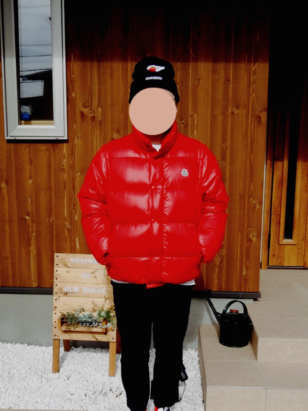 レッド系のダウンジャケット/コート、ブラック系のニットキャップ/ビーニー、グリーン系のその他を着用したメンズの秋コーディネートの1枚目の写真