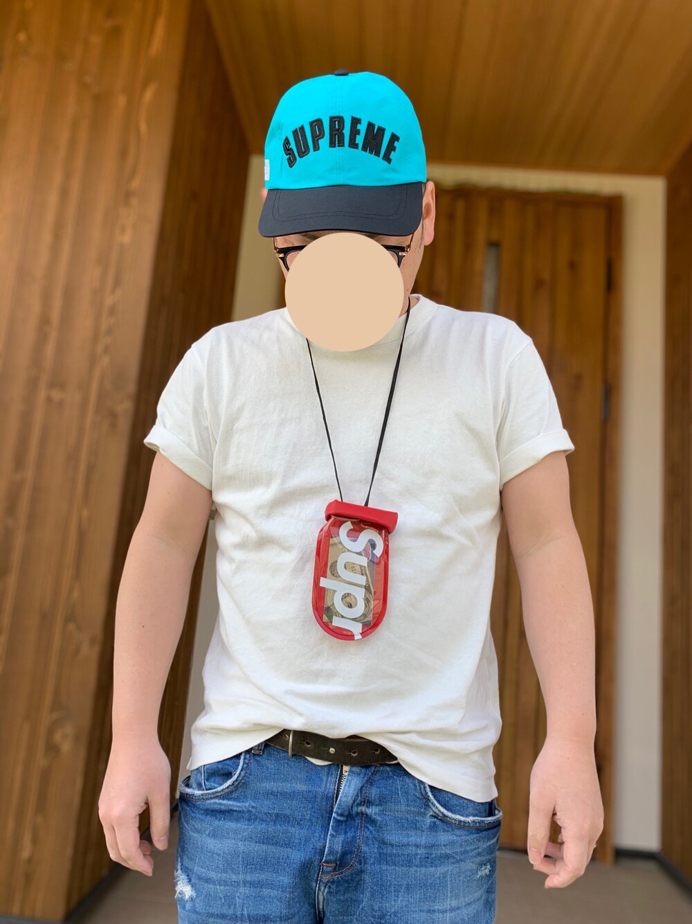 「supreme、UNIQLO、ジーンズ、ジーパン、ZARA」｜「Supreme のアイテム（キャップ、ブルー系）」を使った、TOMOさん（メンズ・165cm）の春コーディネートの1枚目の写真