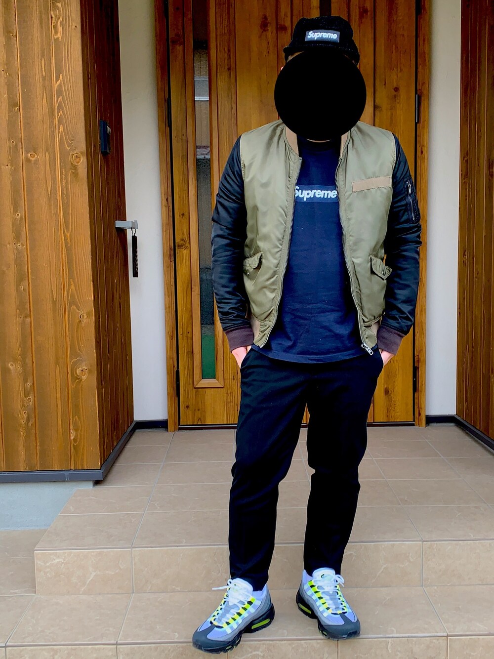 「大人カジュアル、春コーデ、休日スタイル、カジュアルコーデ、supreme、H&M、ユニクロ、スニーカー、NIKE、おしゃれさんと繋がりたい」｜「Supreme のアイテム（キャップ、ブラック系）」を使った、TOMOさん（メンズ・165cm）の冬コーディネートの1枚目の写真