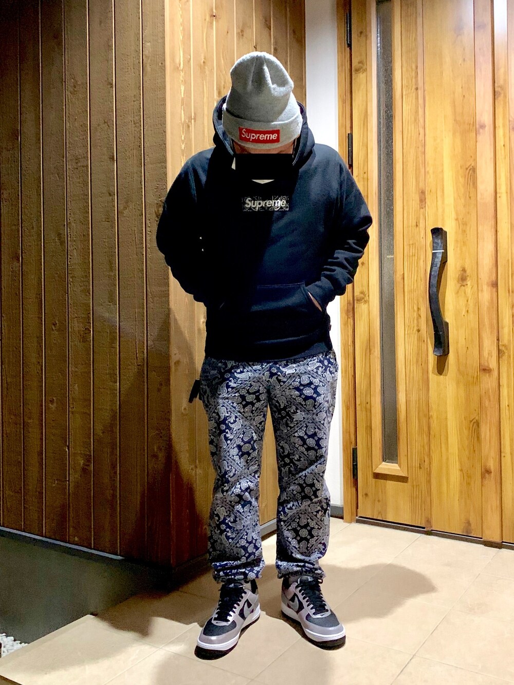 「春コーデ、supreme、スニーカー、NIKE」｜「Supreme のアイテム（パーカー、ブラック系）」を使った、TOMOさん（メンズ・165cm）の春コーディネートの1枚目の写真