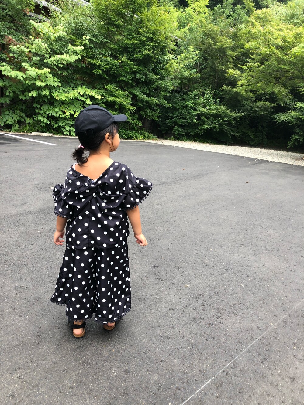 「ドット柄、セットアップ、4歳、キッズコーデ、女の子」｜「Birthdayのアイテム（トップス、ブラック系）」を使った、もんかじさん（キッズ・120cm）の夏コーディネートの1枚目の写真