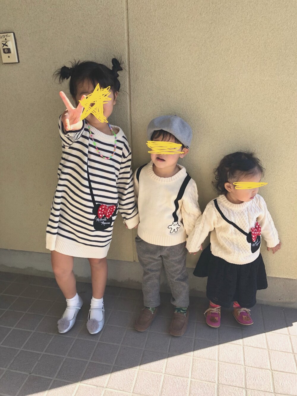 「5歳、1歳、ミッキー、ミニー、お揃いコーデ、秋冬コーデ」｜「Birthdayのアイテム（ワンピース、ベージュ系）」を使った、もんかじさん（キッズ・120cm）の秋コーディネートの1枚目の写真