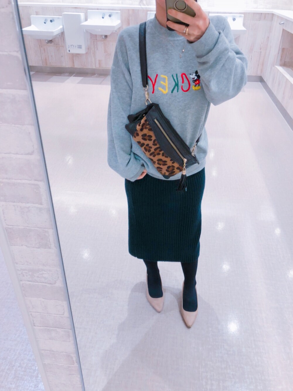 「スウェットトップス、ミッキー、タイトスカート」｜「miniaのアイテム（パンプス、ベージュ系）」を使った、もんかじさん（レディース・148cm）の冬コーディネートの1枚目の写真