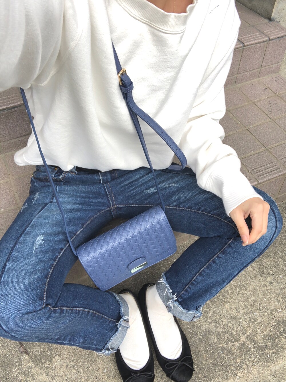 「シンプルコーデ、休日スタイル」｜「EGOISTのアイテム（デニムパンツ、ブルー系）」を使った、もんかじさん（レディース・148cm）の冬コーディネートの1枚目の写真