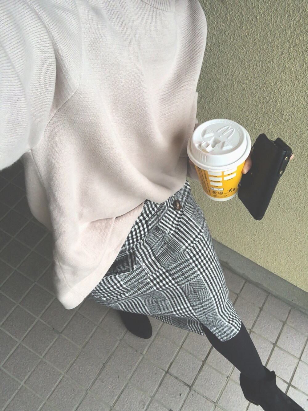 「親子参観、雨の日コーデ、シンプルコーデ、休日スタイル、カジュアルコーデ」｜「GUのアイテム（ニット/セーター、ベージュ系）」を使った、もんかじさん（レディース・148cm）の冬コーディネートの1枚目の写真