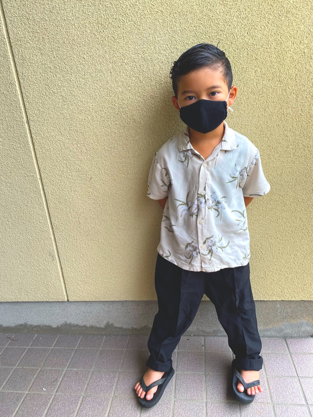 「島ぞうり、キッズコーデ、男の子、5歳」｜「GLOBAL WORKの【キッズ】センタープレスクロップド/891086（その他パンツ、ブラック系）」を使った、もんかじさん（キッズ・110cm）の秋コーディネートの1枚目の写真