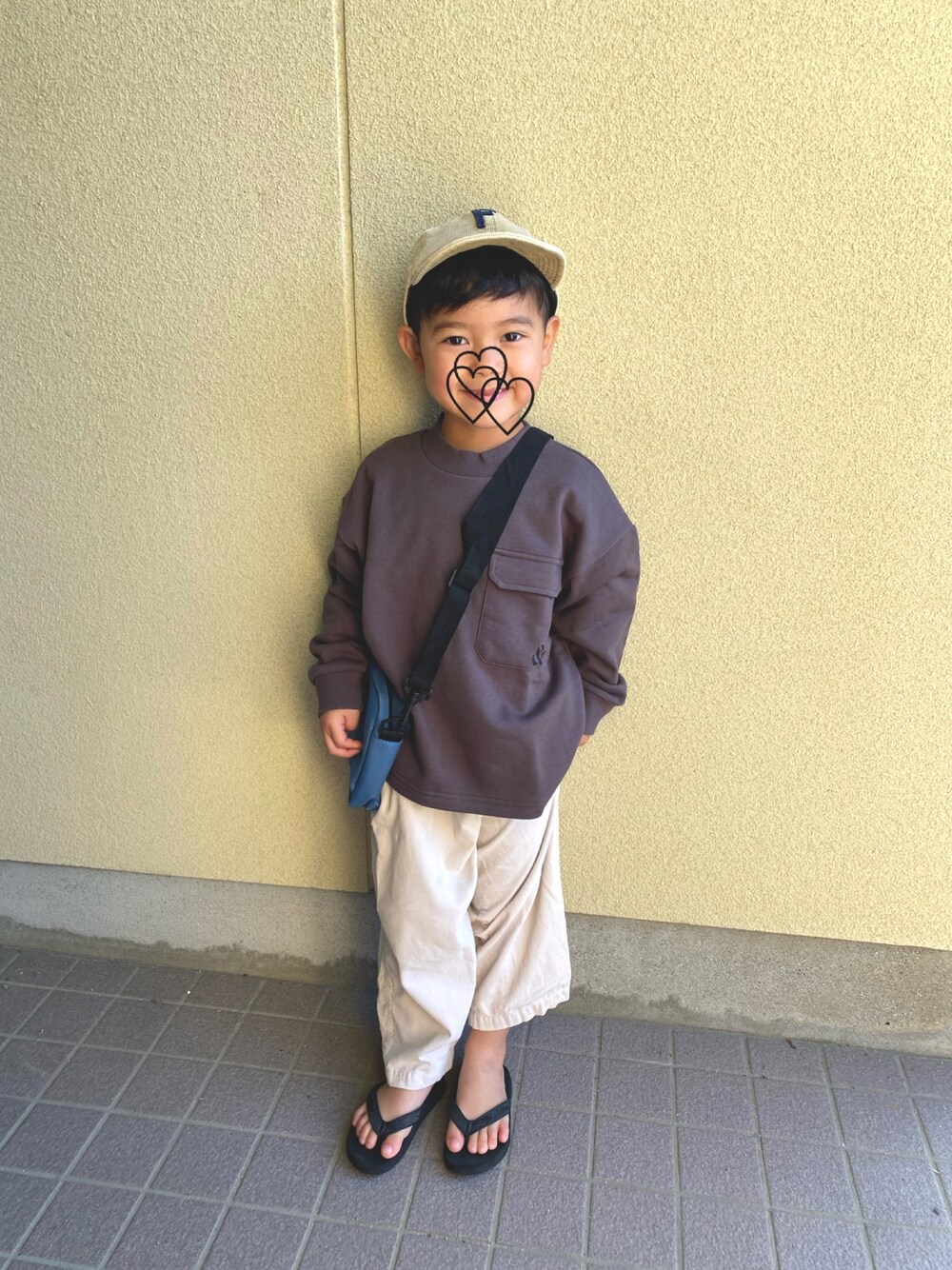 「島ぞうり、シンプルコーデ、男の子コーデ、5歳」｜「＆yamのモックネックトレーナー（スウェット、グレー系）」を使った、もんかじさん（キッズ・110cm）の秋コーディネートの1枚目の写真