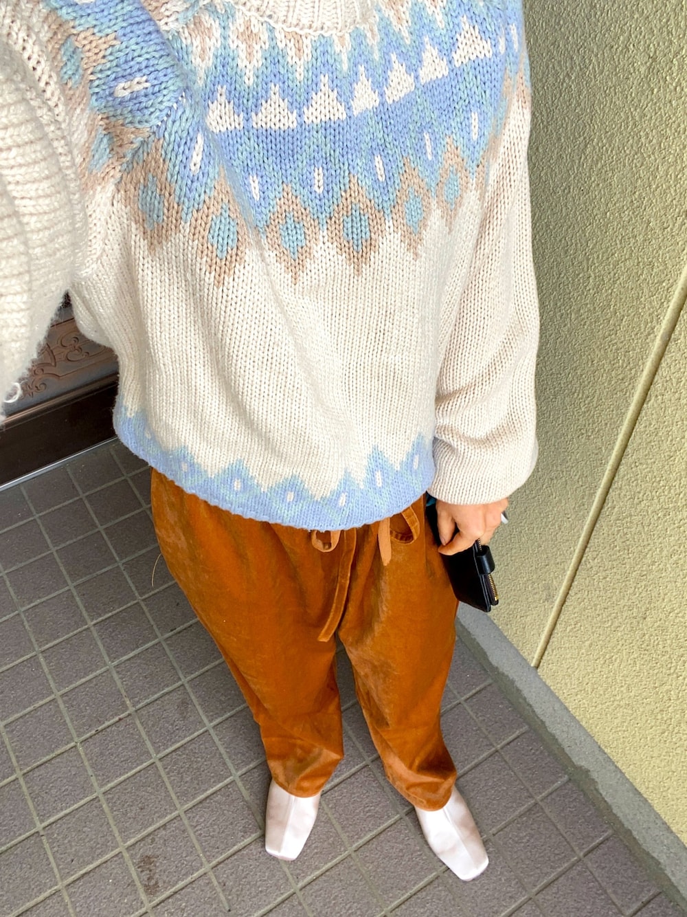 「ゆるコーデ、ノルディック柄、秋冬コーデ」｜「Riberryのコーデュロイイージーパンツ（その他パンツ、オレンジ系）」を使った、もんかじさん（レディース・148cm）の冬コーディネートの1枚目の写真