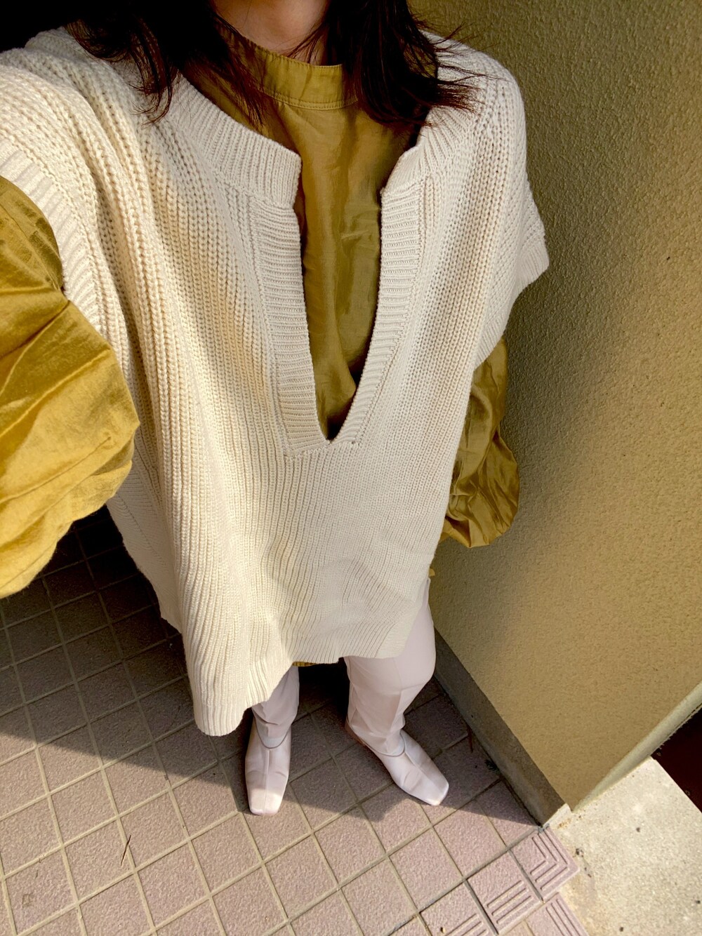 「きれいめカジュアル、ブラウン、春コーデ」｜「GRLのベルト付きセンタープレスタックパンツ（その他パンツ、ホワイト系）」を使った、もんかじさん（レディース・148cm）の冬コーディネートの1枚目の写真